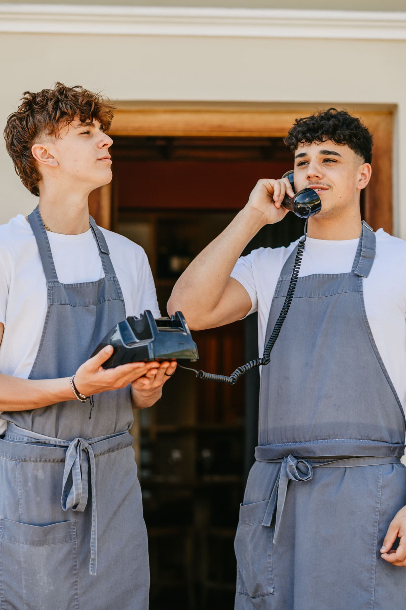 Zwei Mitarbeiter mit dem Telefon an der Tür